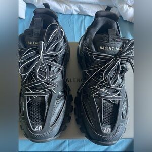 Balenciaga size 40/ size 7
1,000 
Comes with extra laces and charger.
